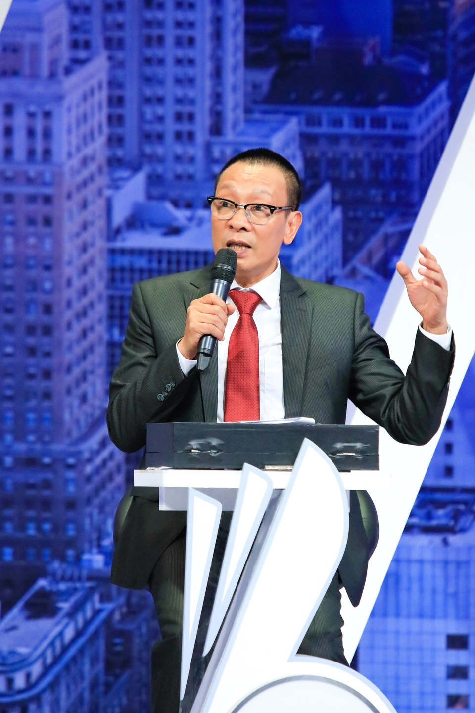 Học vấn của dàn MC "Ai là triệu phú": Nhà báo Lại Văn Sâm từng du học Nga, có người được gọi là "Giáo sư" - 3