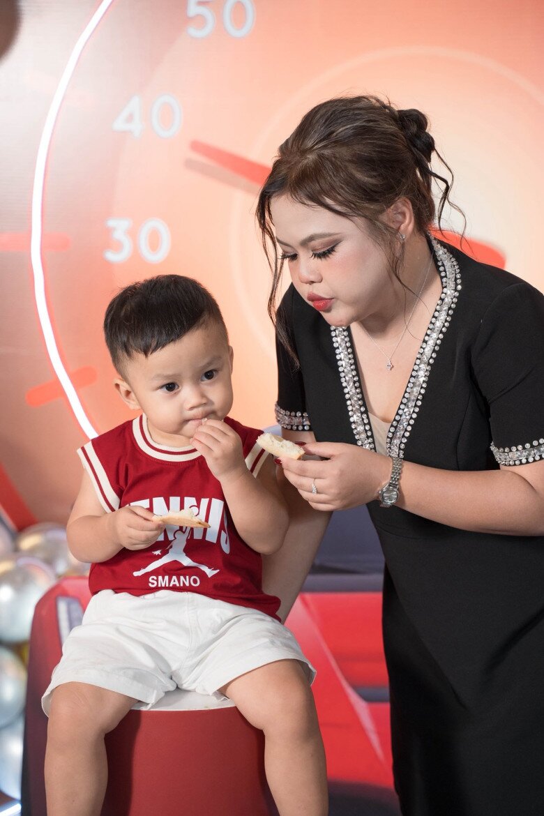 Mẹ bỉm "chạy show" đóng phim nhiều nhất mùa Tết: Từng làm nghề 7 năm nhưng người nhà không biết, có bầu vẫn lộn mèo biểu diễn - 10