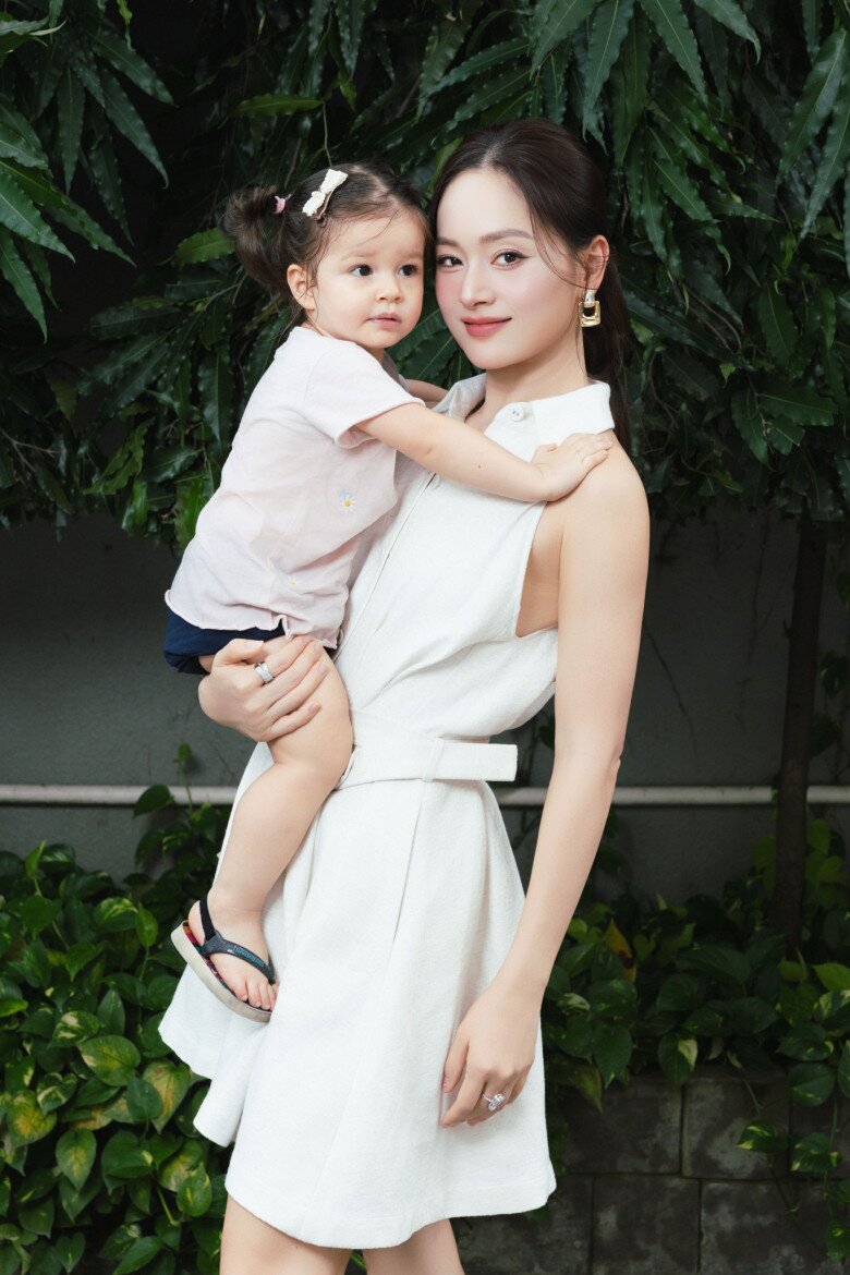 Mẹ bỉm đơn thân nuôi con lai "chạy show": Nhật Kim Anh sớm cho ái nữ tự lập, Lan Phương bế con đi quay - 14