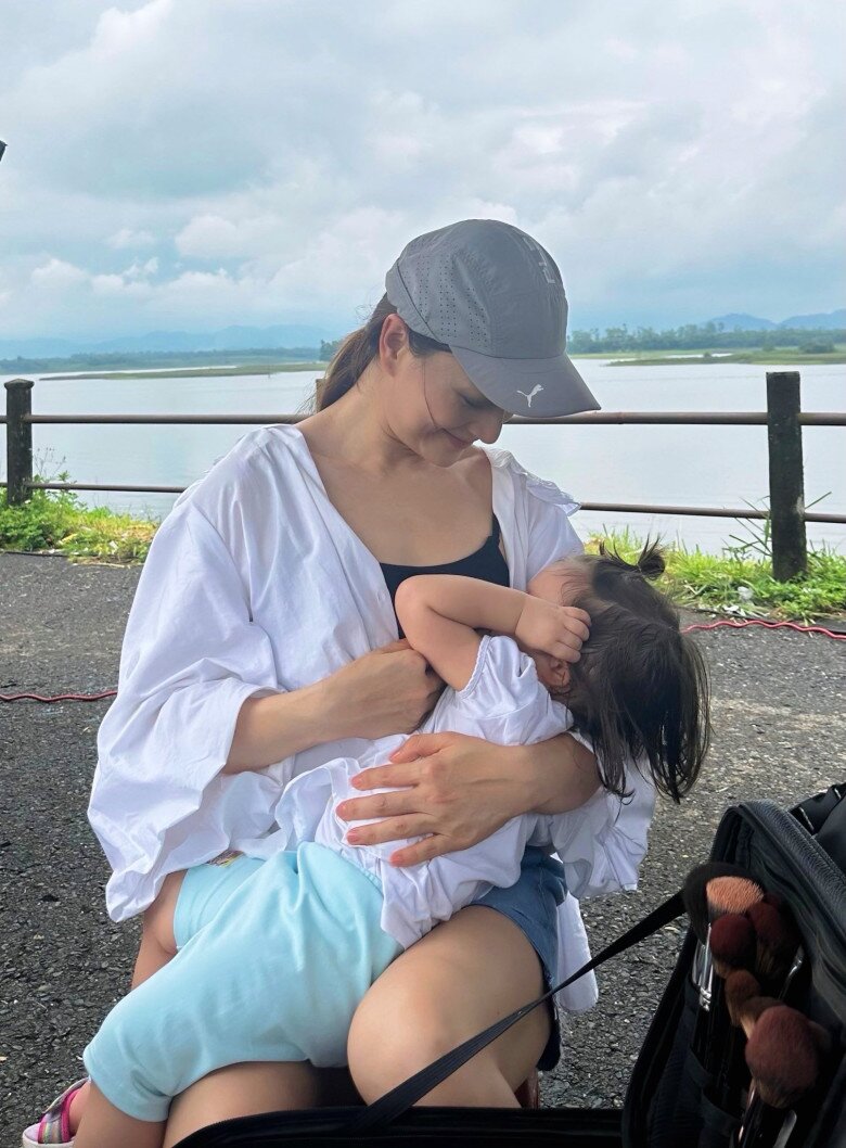 Mẹ bỉm đơn thân nuôi con lai "chạy show": Nhật Kim Anh sớm cho ái nữ tự lập, Lan Phương bế con đi quay - 12
