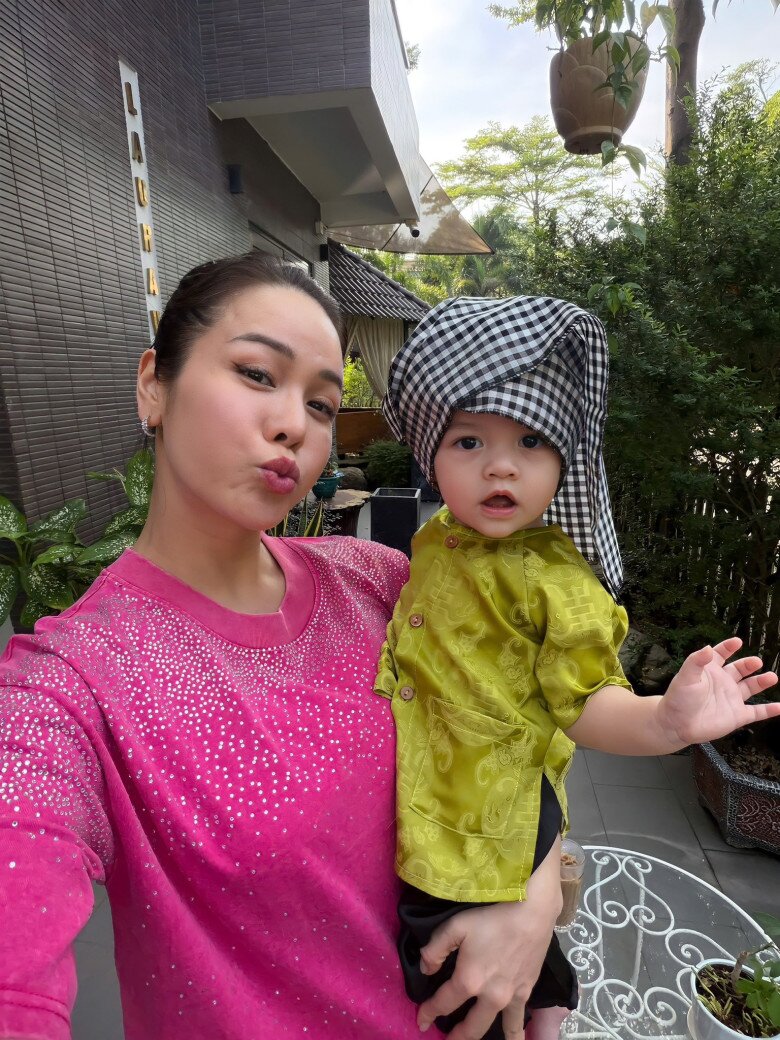 Mẹ bỉm đơn thân nuôi con lai "chạy show": Nhật Kim Anh sớm cho ái nữ tự lập, Lan Phương bế con đi quay - 2