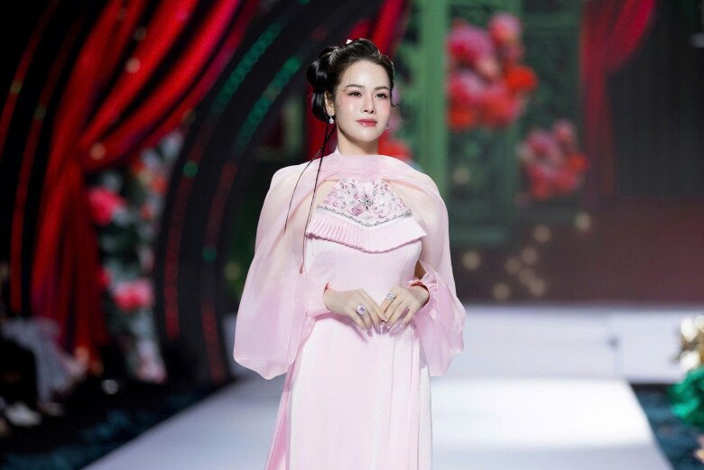 Mẹ bỉm đơn thân nuôi con lai "chạy show": Nhật Kim Anh sớm cho ái nữ tự lập, Lan Phương bế con đi quay - 5