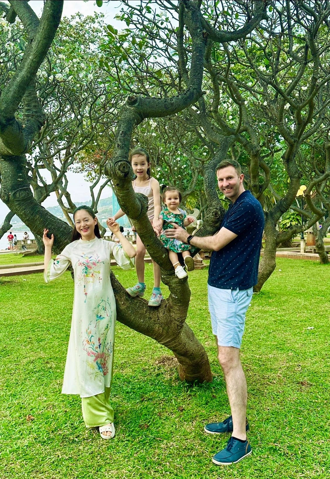 Mẹ bỉm đơn thân nuôi con lai "chạy show": Nhật Kim Anh sớm cho ái nữ tự lập, Lan Phương bế con đi quay - 8