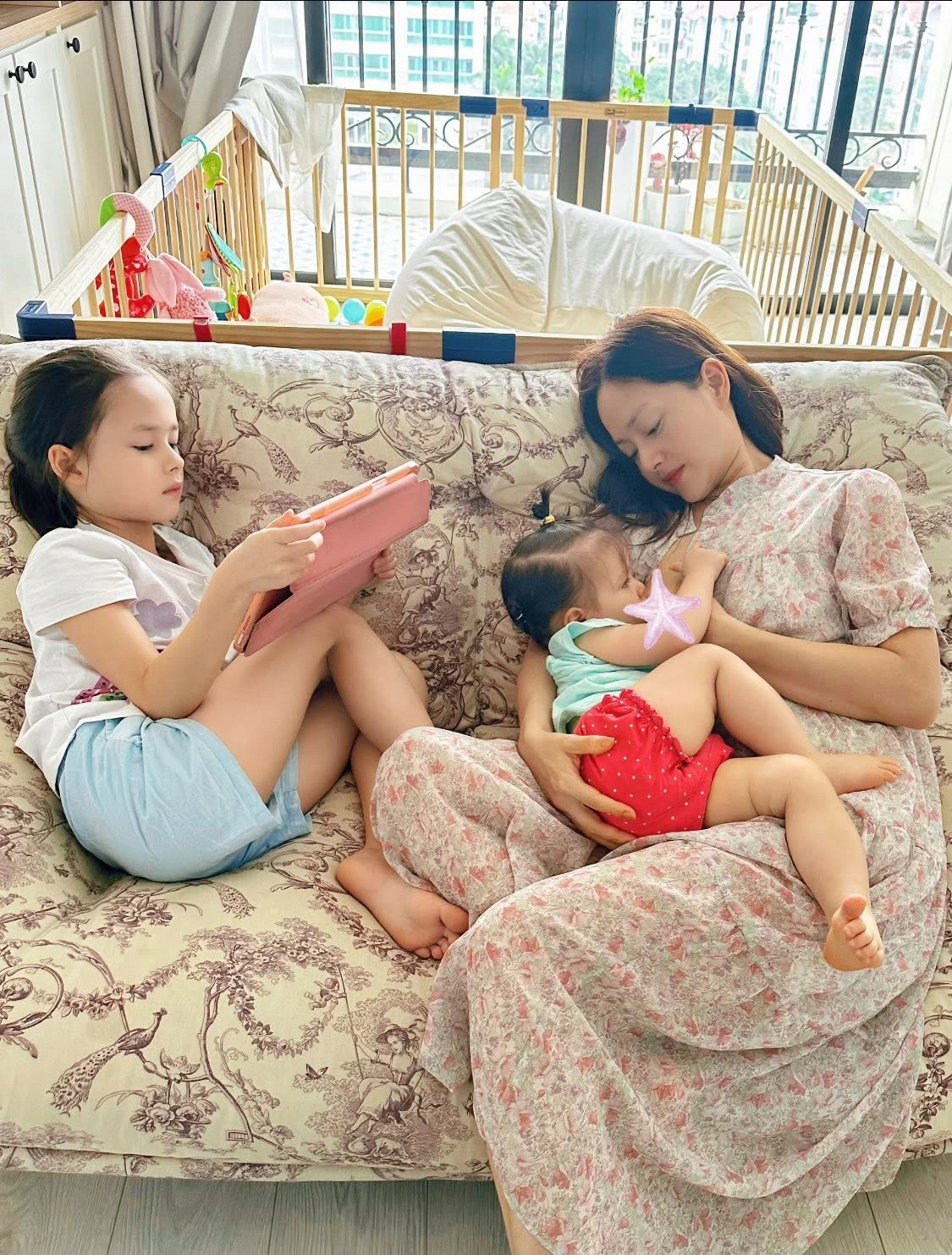 Mẹ bỉm đơn thân nuôi con lai "chạy show": Nhật Kim Anh sớm cho ái nữ tự lập, Lan Phương bế con đi quay - 9