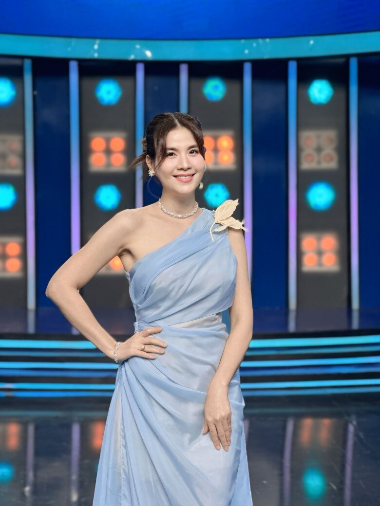 Mẹ bỉm Vbiz "chạy show" nước ngoài: Diễm My 9X "trắng phát sáng" trên thảm đỏ ở Đức, Kha Ly gửi ái nữ về quê ngoại - 11