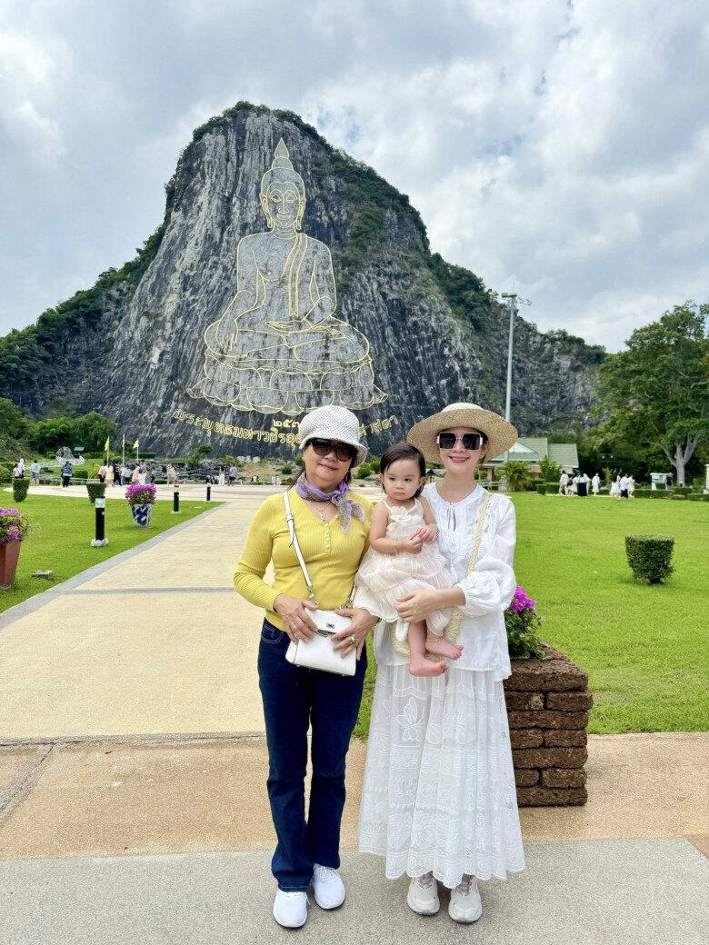 Mẹ bỉm Vbiz "chạy show" nước ngoài: Diễm My 9X "trắng phát sáng" trên thảm đỏ ở Đức, Kha Ly gửi ái nữ về quê ngoại - 9