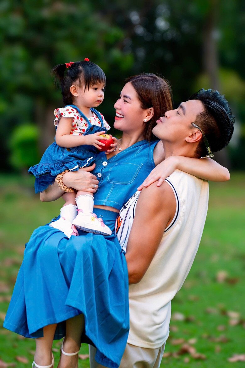 Mẹ bỉm Vbiz "chạy show" nước ngoài: Diễm My 9X "trắng phát sáng" trên thảm đỏ ở Đức, Kha Ly gửi ái nữ về quê ngoại - 13