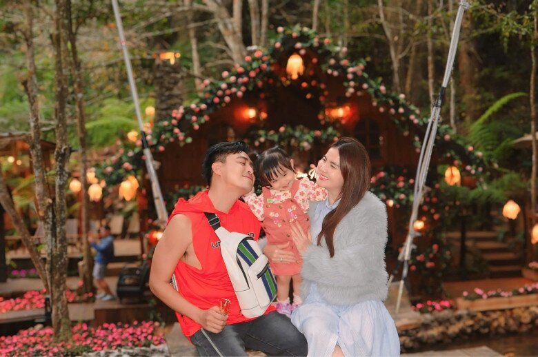 Mẹ bỉm Vbiz "chạy show" nước ngoài: Diễm My 9X "trắng phát sáng" trên thảm đỏ ở Đức, Kha Ly gửi ái nữ về quê ngoại - 12