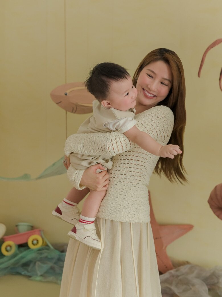 Mẹ bỉm Vbiz "chạy show" nước ngoài: Diễm My 9X "trắng phát sáng" trên thảm đỏ ở Đức, Kha Ly gửi ái nữ về quê ngoại - 6