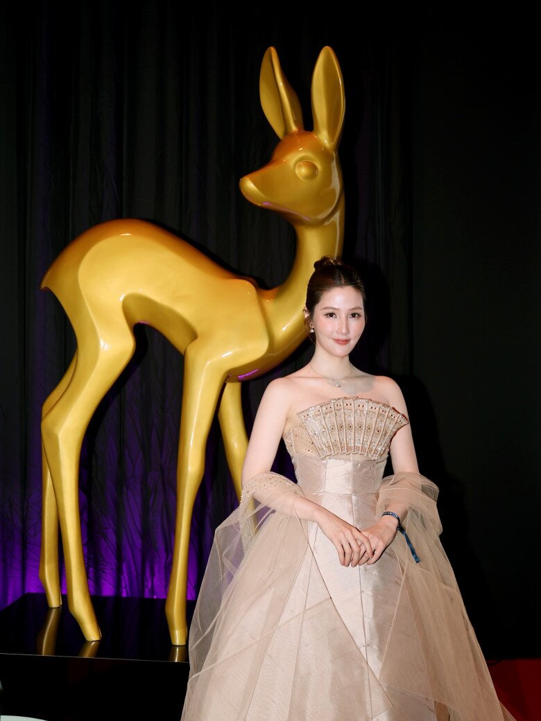 Mẹ bỉm Vbiz "chạy show" nước ngoài: Diễm My 9X "trắng phát sáng" trên thảm đỏ ở Đức, Kha Ly gửi ái nữ về quê ngoại - 2