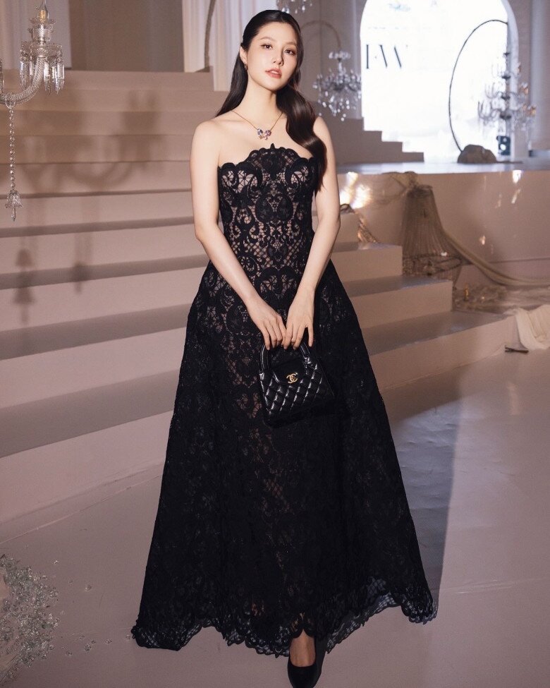 Mẹ bỉm Vbiz "chạy show" nước ngoài: Diễm My 9X "trắng phát sáng" trên thảm đỏ ở Đức, Kha Ly gửi ái nữ về quê ngoại - 5