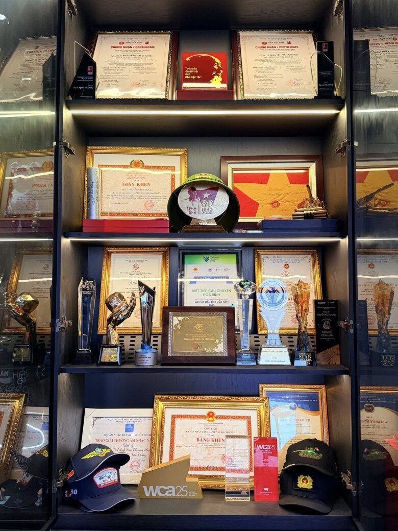 Nguyễn Văn Chung khoe tủ bằng khen và giải thưởng đầy ắp, thành tích nối dài nhưng vẫn lo chuyện học tập trong năm mới - 2