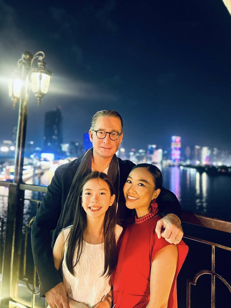 Sao Việt làm dâu Thụy Điển: Hồ Ngọc Hà thân thiết với bố mẹ chồng, Đoan Trang có hôn nhân đẹp như mơ - 9