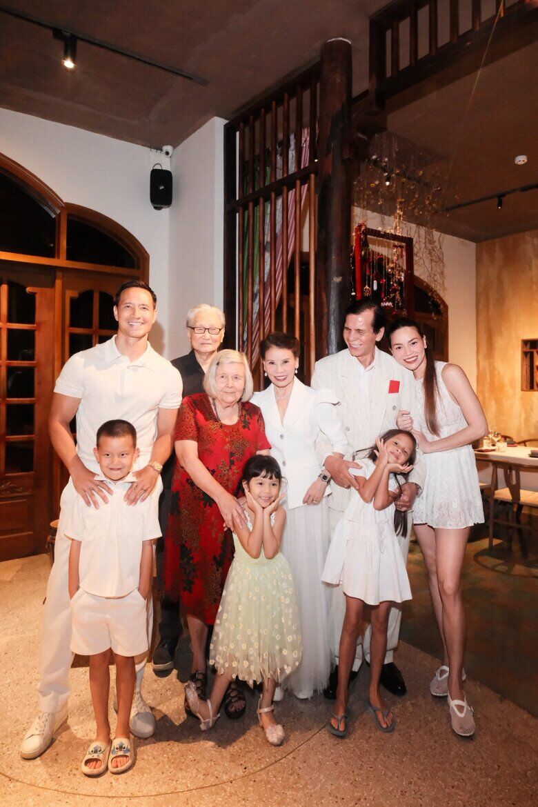 Sao Việt làm dâu Thụy Điển: Hồ Ngọc Hà thân thiết với bố mẹ chồng, Đoan Trang có hôn nhân đẹp như mơ - 8