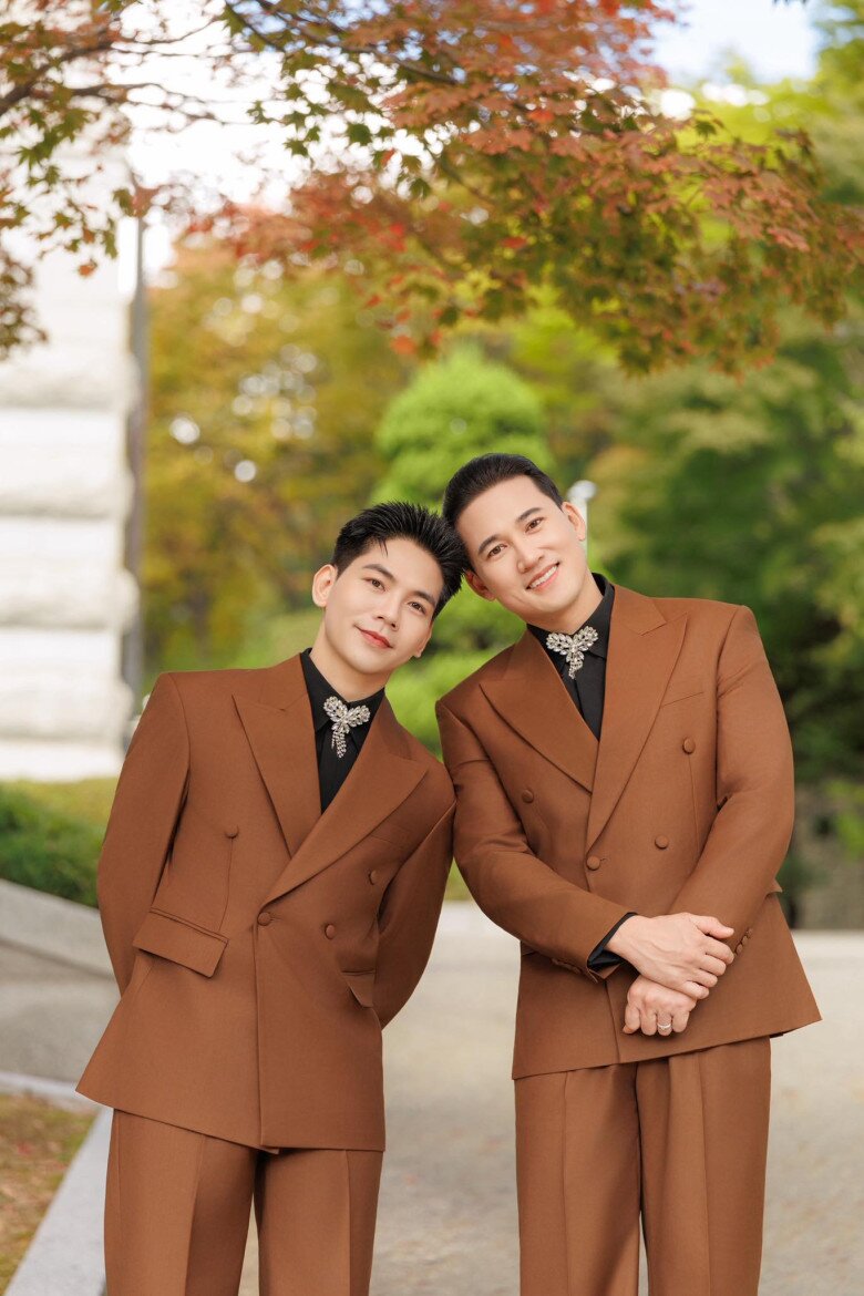 Thanh Đoàn và Hà Trí Quang đưa 2 con về thành phố chăm sóc, ông bà nội miền Tây quyến luyến ôm hôn cháu - 11