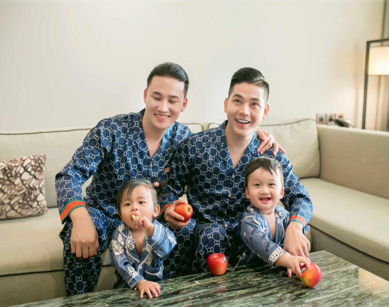 Thanh Đoàn và Hà Trí Quang đưa 2 con về thành phố chăm sóc, ông bà nội miền Tây quyến luyến ôm hôn cháu - 10