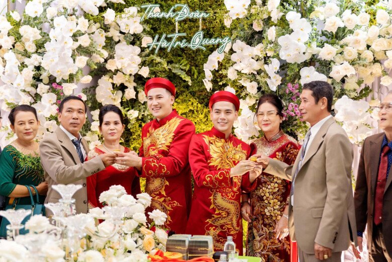 Thanh Đoàn và Hà Trí Quang đưa 2 con về thành phố chăm sóc, ông bà nội miền Tây quyến luyến ôm hôn cháu - 4