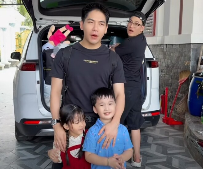 Thanh Đoàn và Hà Trí Quang đưa 2 con về thành phố chăm sóc, ông bà nội miền Tây quyến luyến ôm hôn cháu - 1