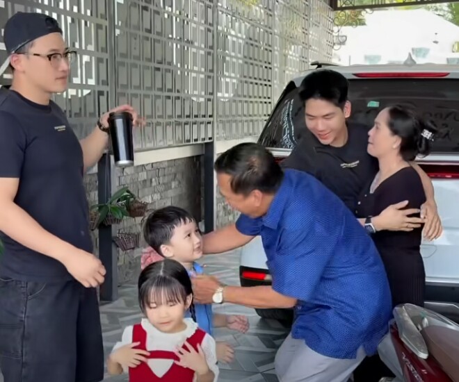 Thanh Đoàn và Hà Trí Quang đưa 2 con về thành phố chăm sóc, ông bà nội miền Tây quyến luyến ôm hôn cháu - 2