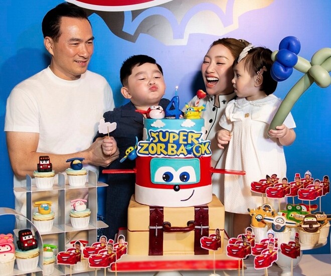 "Chủ tịch nhí" nhà Chi Bảo 4 tuổi đã có bạn gái Tây xinh xắn như búp bê, được tặng cả dàn "siêu xe" trong sinh nhật - 1