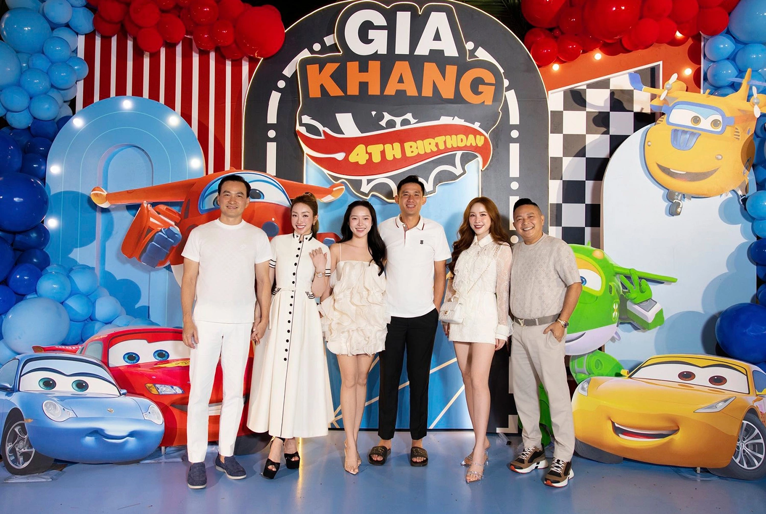 "Chủ tịch nhí" nhà Chi Bảo 4 tuổi đã có bạn gái Tây xinh xắn như búp bê, được tặng cả dàn "siêu xe" trong sinh nhật - 5