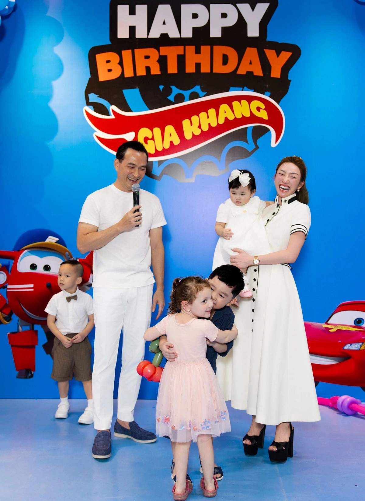 "Chủ tịch nhí" nhà Chi Bảo 4 tuổi đã có bạn gái Tây xinh xắn như búp bê, được tặng cả dàn "siêu xe" trong sinh nhật - 4