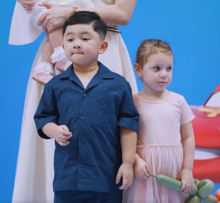 "Chủ tịch nhí" nhà Chi Bảo 4 tuổi đã có bạn gái Tây xinh xắn như búp bê, được tặng cả dàn "siêu xe" trong sinh nhật - 2