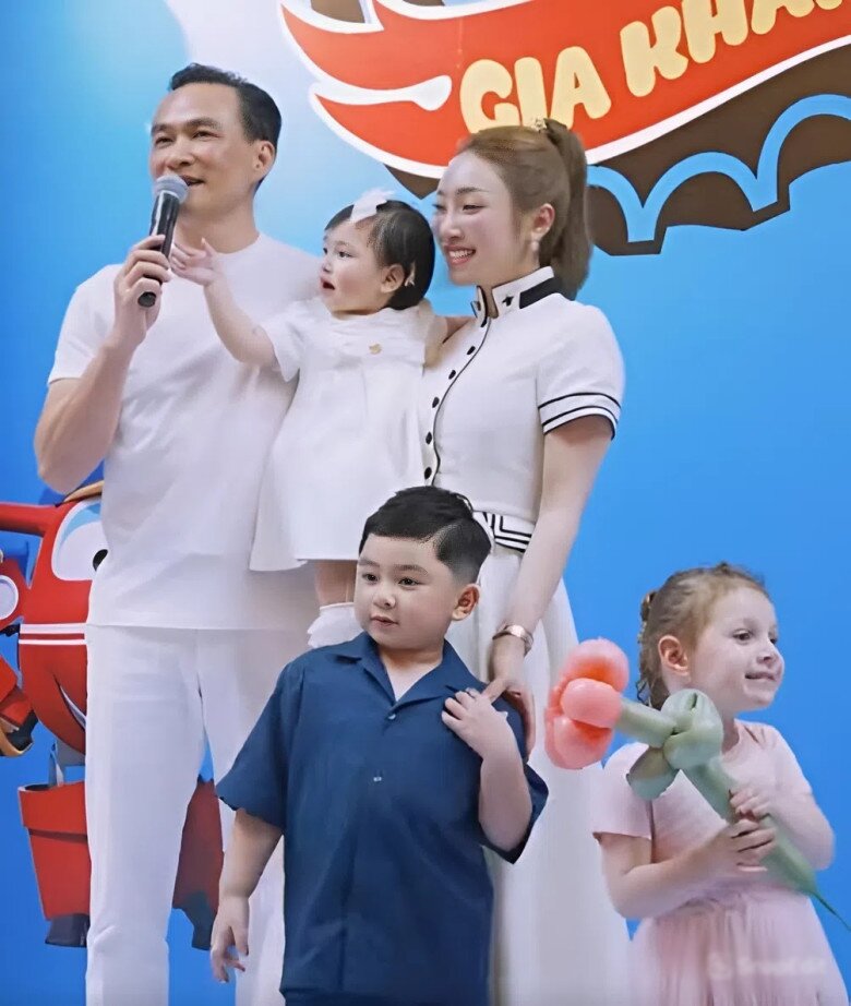 "Chủ tịch nhí" nhà Chi Bảo 4 tuổi đã có bạn gái Tây xinh xắn như búp bê, được tặng cả dàn "siêu xe" trong sinh nhật - 3