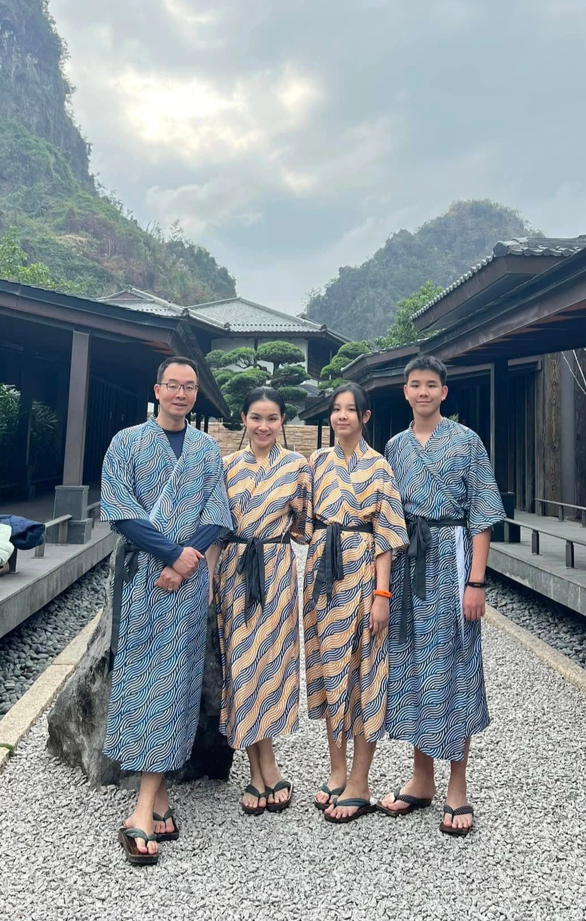 Con gái Hoa hậu Thùy Lâm khoe "bánh thành tựu" cao thêm 10cm trong 1 năm, có 2 đồng điếu cười xinh là bản sao của mẹ - 4