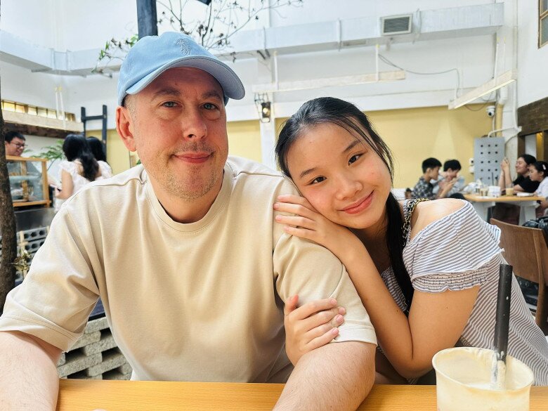 Con gái MC Thành Trung được mẹ chăm kỹ từng bữa ăn dù cách xa 8km, bố dượng Tây hứa cho đi 5 nước trước tuổi 25 - 7