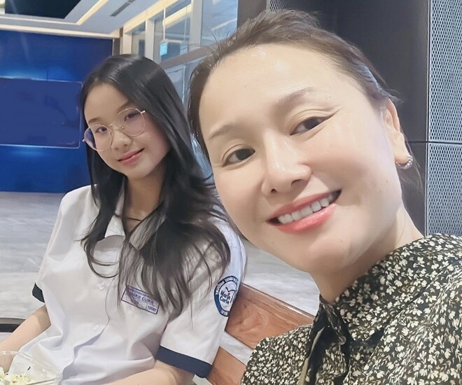 Con gái MC Thành Trung được mẹ chăm kỹ từng bữa ăn dù cách xa 8km, bố dượng Tây hứa cho đi 5 nước trước tuổi 25 - 1