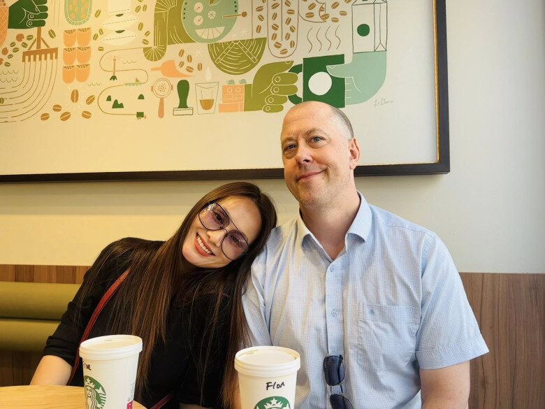 Con gái MC Thành Trung được mẹ chăm kỹ từng bữa ăn dù cách xa 8km, bố dượng Tây hứa cho đi 5 nước trước tuổi 25 - 4