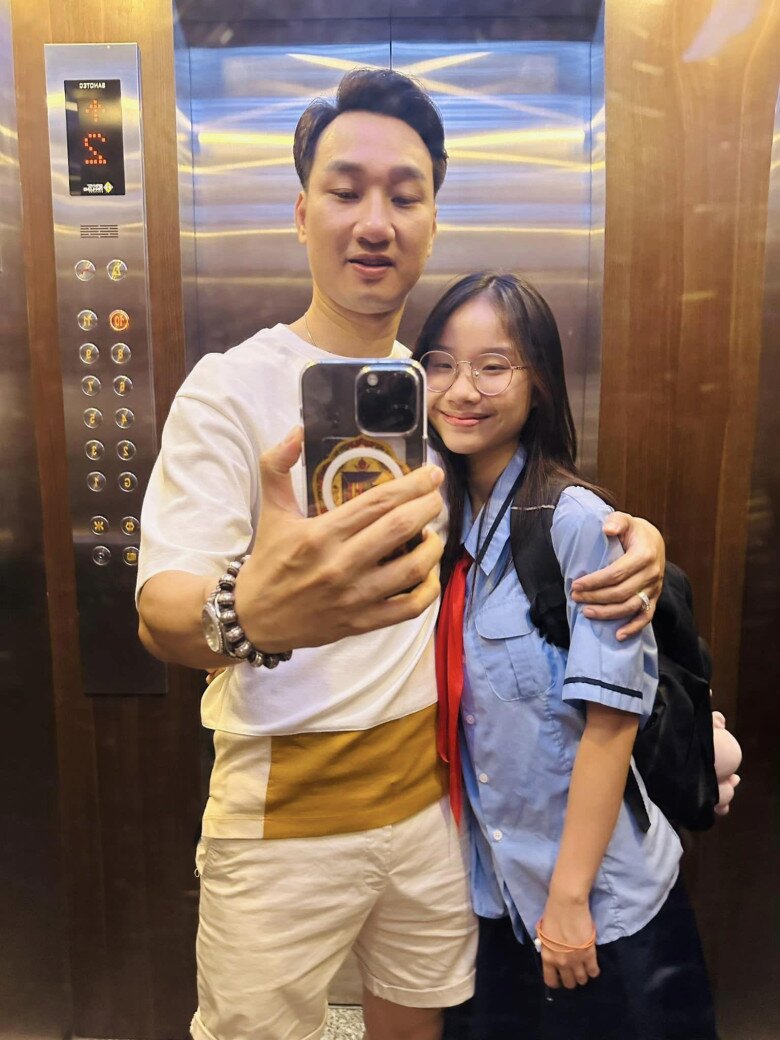 Con gái MC Thành Trung được mẹ chăm kỹ từng bữa ăn dù cách xa 8km, bố dượng Tây hứa cho đi 5 nước trước tuổi 25 - 9