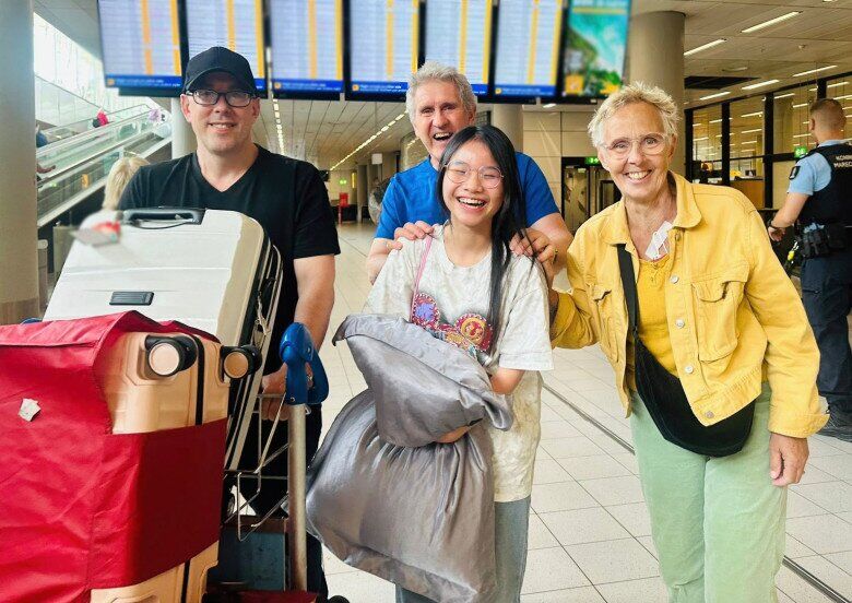 Con gái MC Thành Trung được mẹ chăm kỹ từng bữa ăn dù cách xa 8km, bố dượng Tây hứa cho đi 5 nước trước tuổi 25 - 6