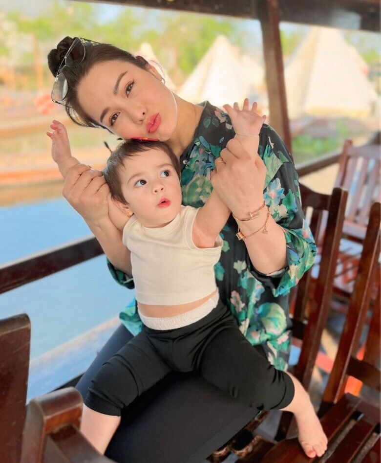 Con gái Nhật Kim Anh có kiểu tóc tém cá tính sau thời gian bị cạo trọc đầu, đôi mi cong vút như búp bê Tây - 7