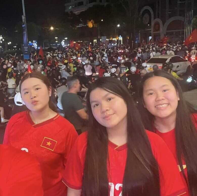 Hoa hậu Phương Lê lần đầu được NSƯT Vũ Luân chở đi sắm Tết, hiếm hoi khoe hình ảnh của con gái thứ 2 - 6