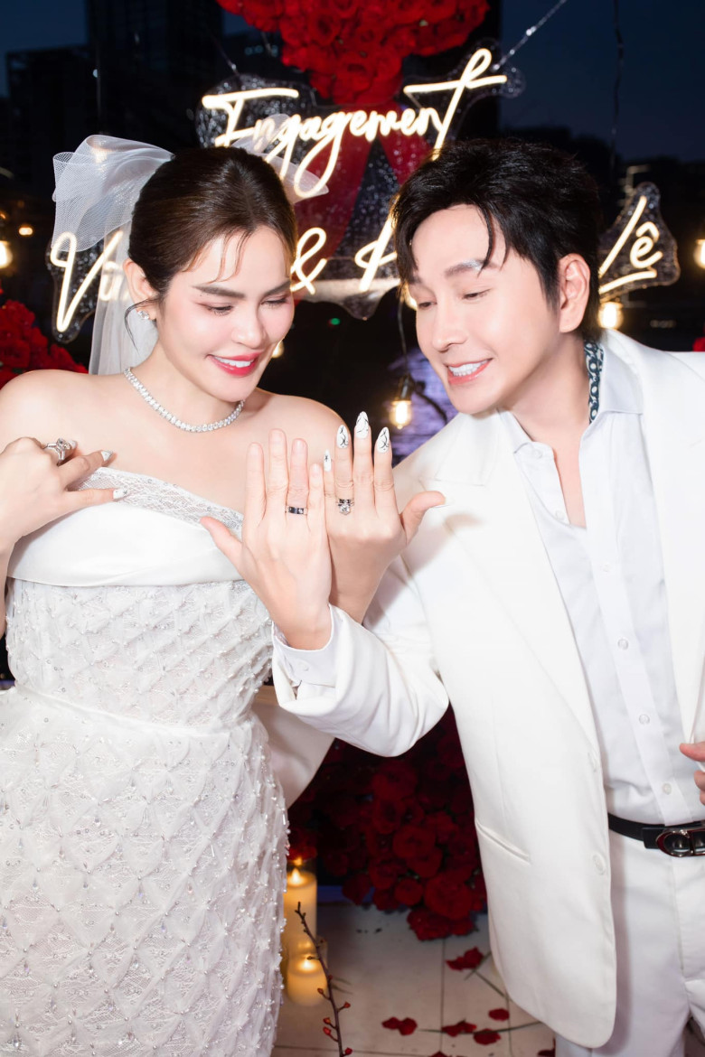 Hoa hậu Phương Lê lần đầu được NSƯT Vũ Luân chở đi sắm Tết, hiếm hoi khoe hình ảnh của con gái thứ 2 - 2