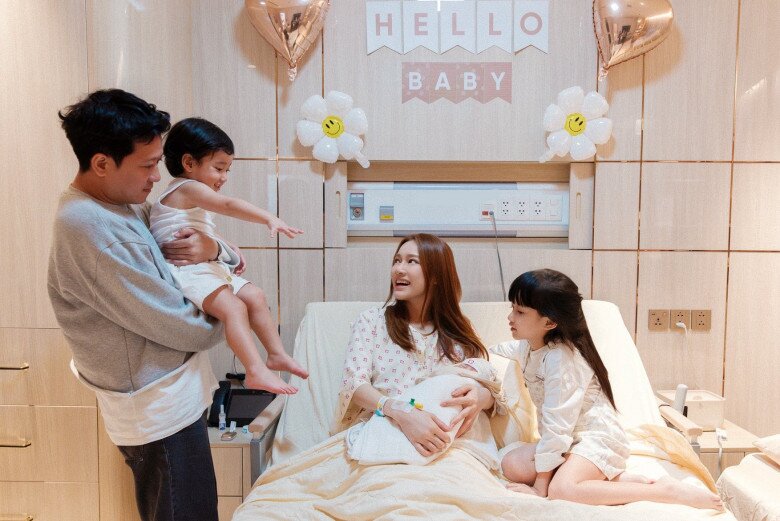 Nhã Phương hạ sinh con thứ 3, Trường Giang bật khóc xin lỗi vì lần nào vợ lâm bồn cũng không ở bên cạnh - 4