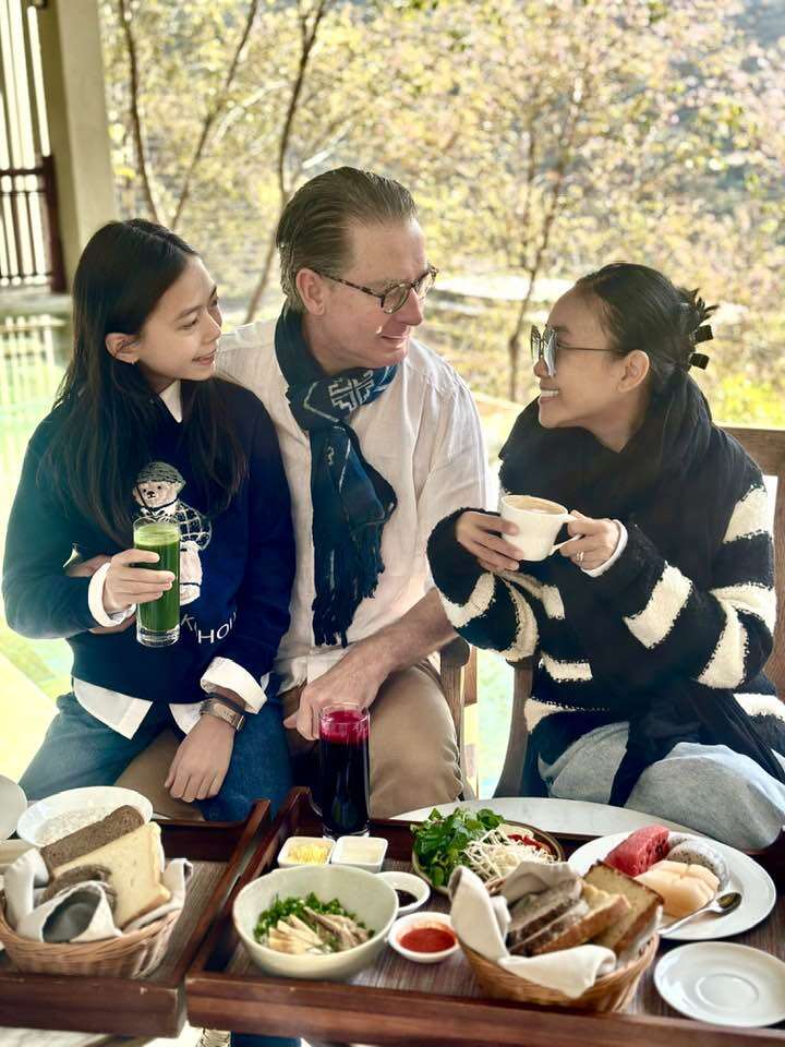 Sao Việt 24h: 3 con Khánh Thi chuẩn "con nhà nòi" khi nhún nhảy theo nhạc remix, cô út 3 tuổi "quẩy" không kém anh chị - 7