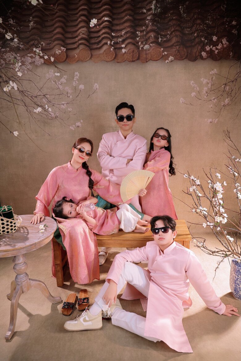 Sao Việt 24h: 3 con Khánh Thi chuẩn "con nhà nòi" khi nhún nhảy theo nhạc remix, cô út 3 tuổi "quẩy" không kém anh chị - 3