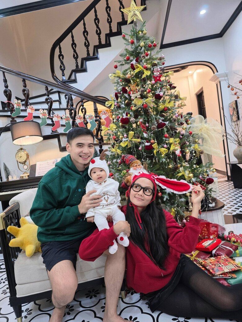 Sao Việt 24h: Bố chồng H'Hen Niê cưng chiều cháu nội, em bé Ê Đê 4 tháng tuổi đã có "siêu xe" - 4