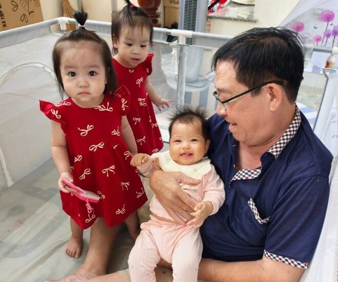 Sao Việt 24h: Bố chồng H'Hen Niê cưng chiều cháu nội, em bé Ê Đê 4 tháng tuổi đã có "siêu xe" - 1