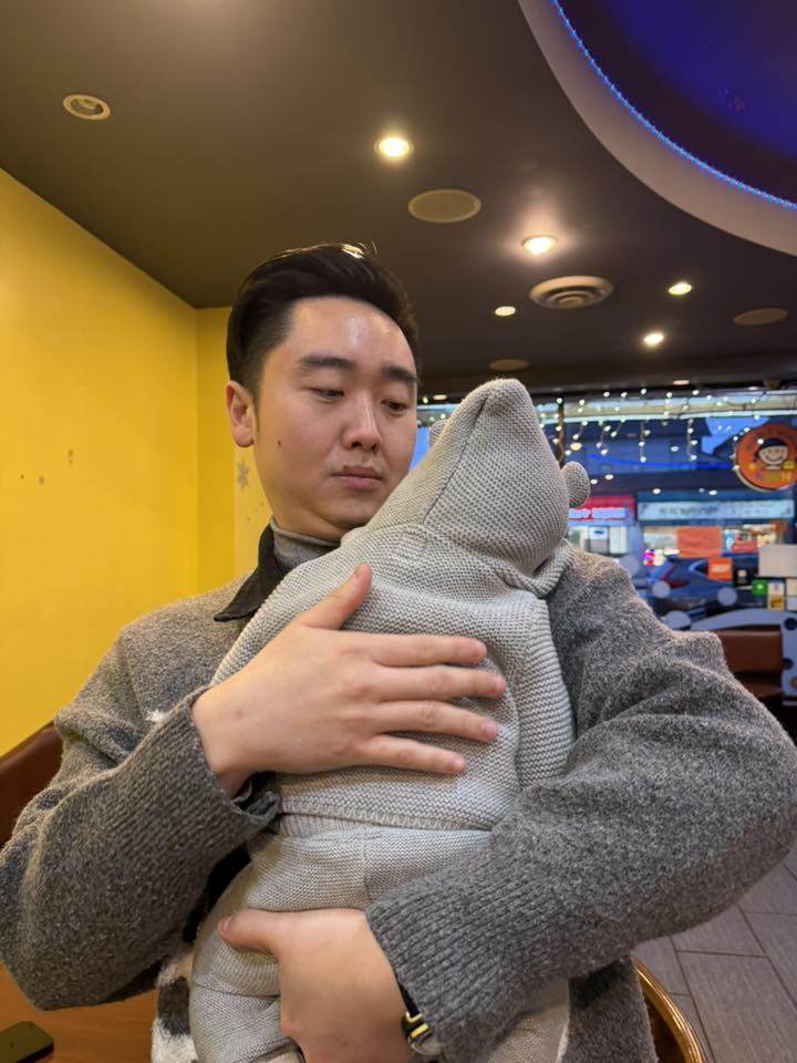 Sao Việt 24h: Bố chồng H'Hen Niê cưng chiều cháu nội, em bé Ê Đê 4 tháng tuổi đã có "siêu xe" - 9