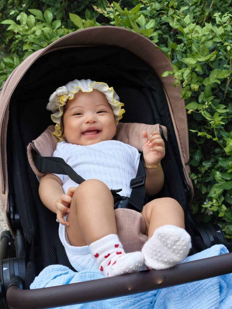 Sao Việt 24h: Bố chồng H'Hen Niê cưng chiều cháu nội, em bé Ê Đê 4 tháng tuổi đã có "siêu xe" - 3