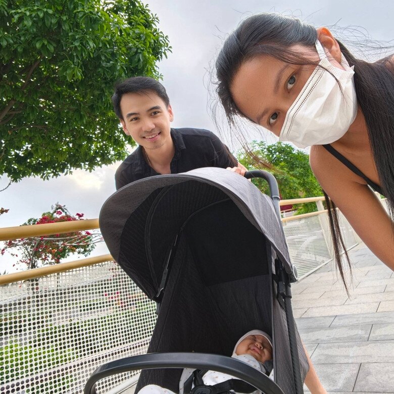 Sao Việt 24h: Bố chồng H'Hen Niê cưng chiều cháu nội, em bé Ê Đê 4 tháng tuổi đã có "siêu xe" - 2