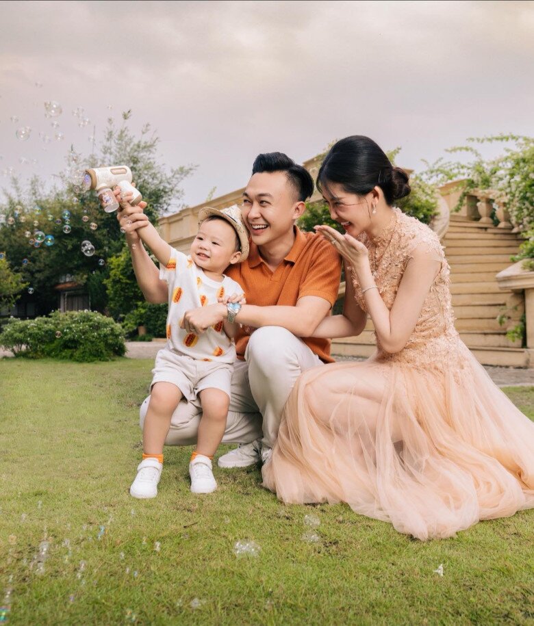 Sao Việt 24h: Con gái Mai Phương làm mẫu ảnh, thần thái và nụ cười ngày càng gợi nhớ đến người mẹ quá cố - 10