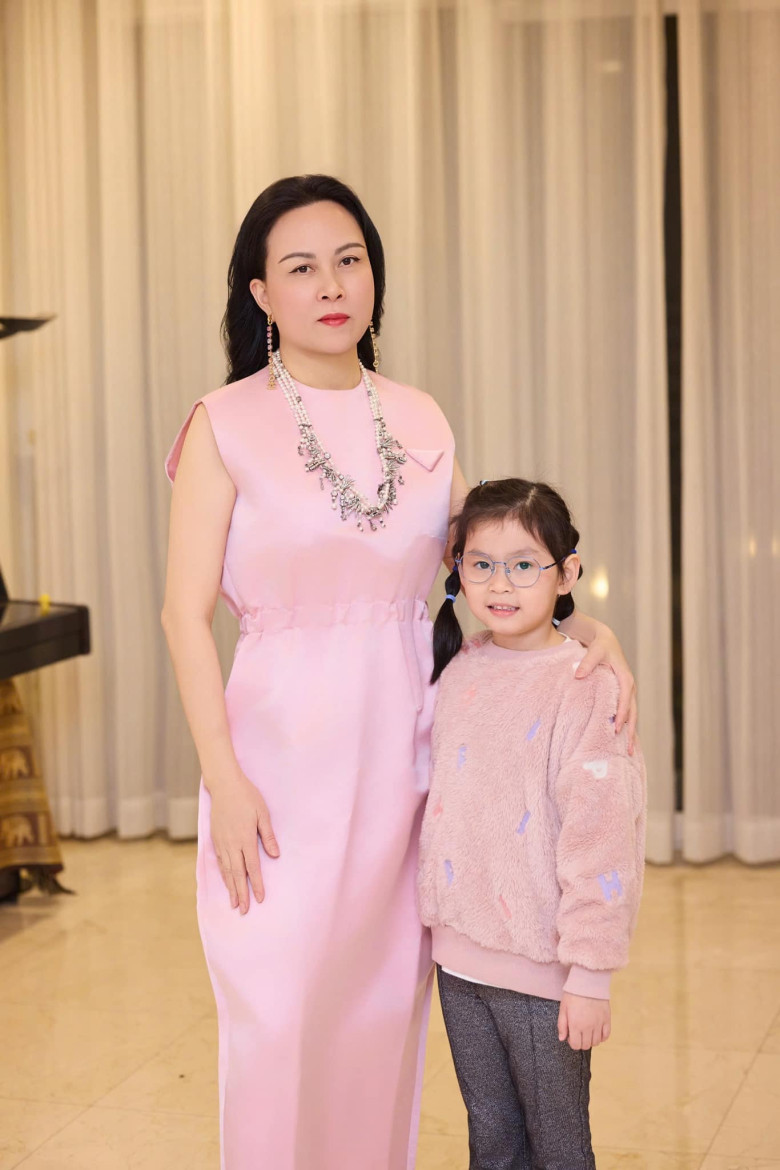 Sao Việt 24h: Con gái Quách Ngọc Ngoan hiếm hoi lộ diện bên bố, từng năn nỉ nam diễn viên cho gặp người phụ nữ đặc biệt - 4