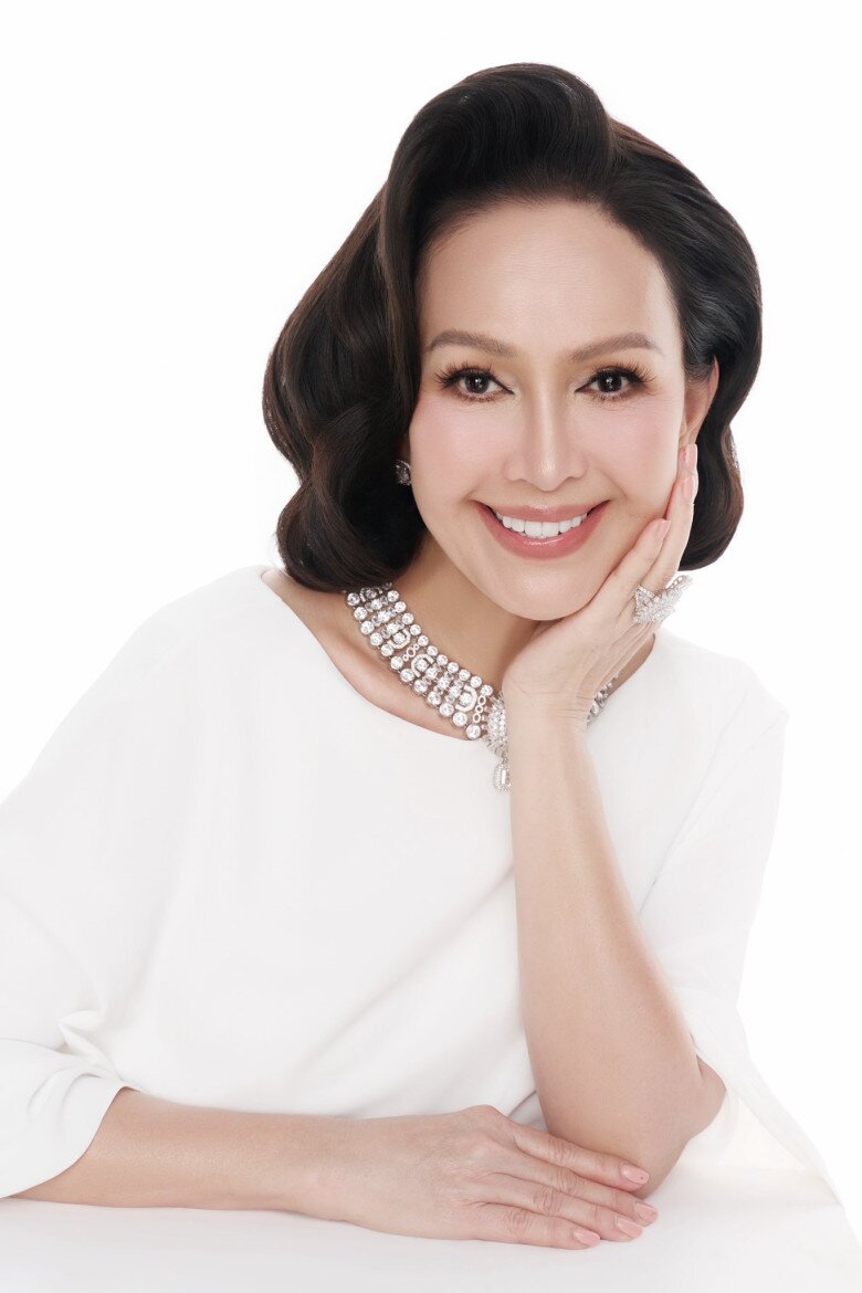 Sao Việt 24h: "Nữ hoàng ảnh lịch" kỷ niệm 32 năm ngày cưới, hé lộ bí quyết giữ hôn nhân bền chặt hơn 3 thập kỷ - 3