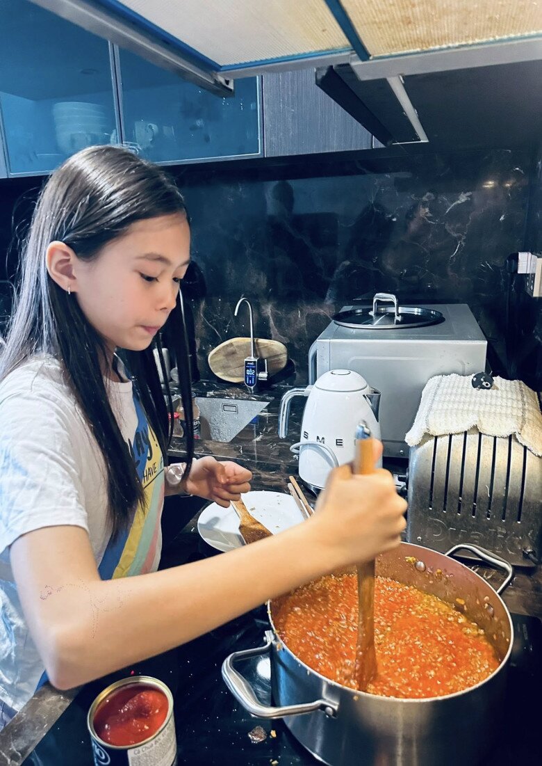 Sao Việt 24h: "Nữ hoàng ảnh lịch" kỷ niệm 32 năm ngày cưới, hé lộ bí quyết giữ hôn nhân bền chặt hơn 3 thập kỷ - 13