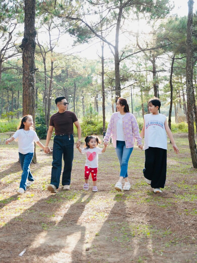 Sao Việt 24h: Thấy chồng cũ Quốc Trung và con trai ngâm mình dười trời - 20 độ, NSND Thanh Lam ở nhà liền phản ứng - 9